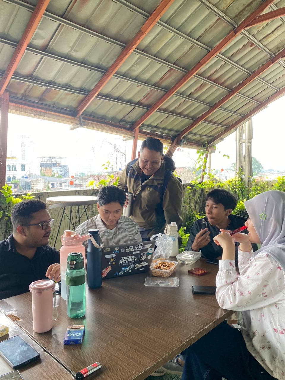Tim layanan pelanggan StackPlus siap membantu